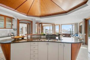 Una cocina con una gran isla en el medio. en Takapuna Beachfront w Stunning Views, en Auckland 23 fotos más