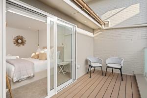 sypialnia z łóżkiem, stołem i krzesłami w obiekcie Luxury Apart, Seaviews & Balcony, Full Kitchen & Heat Pump w Auckland