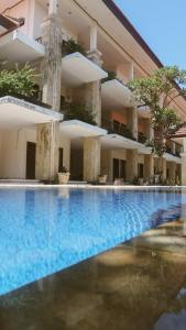 Bazén v ubytování New Puri Asih Hotel nebo v jeho okolí