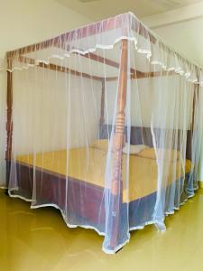 1 cama con dosel en una habitación en VILLA 81/3, en Matara