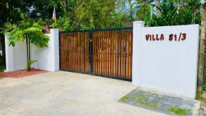 una valla blanca con una puerta con las palabras Villa st en VILLA 81/3, en Matara