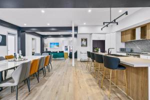 uma cozinha em plano aberto e sala de jantar com cadeiras amarelas e azuis em King’s Deluxe in Newtown em Sidney