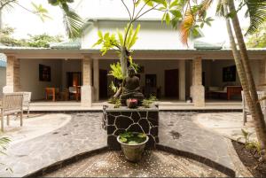 特賈庫拉的住宿－波恩西阿納度假酒店，房屋庭院中的雕像