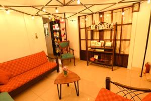 - un salon avec un canapé et une table dans l'établissement Cusco Retreat, à Cusco