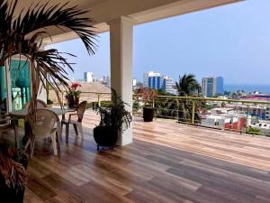 Balkon ili terasa u objektu Moderna casa de 3 dormitorios con cama King size y vistas al horizonte de la piscina