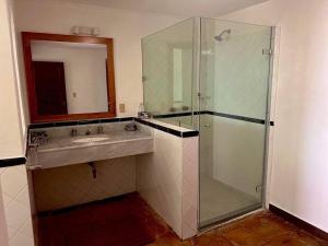 Koupelna v ubytování Moderna casa de 3 dormitorios con cama King size y vistas al horizonte de la piscina + 27 fotografií