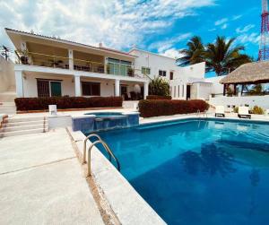 Bazén v ubytování Moderna casa de 3 dormitorios con cama King size y vistas al horizonte de la piscina nebo v jeho okolí