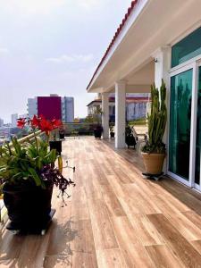 Balkon ili terasa u objektu Moderna casa de 3 dormitorios con cama King size y vistas al horizonte de la piscina