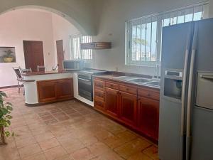 Kuhinja ili čajna kuhinja u objektu Moderna casa de 3 dormitorios con cama King size y vistas al horizonte de la piscina