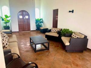 Prostor za sedenje u objektu Moderna casa de 3 dormitorios con cama King size y vistas al horizonte de la piscina