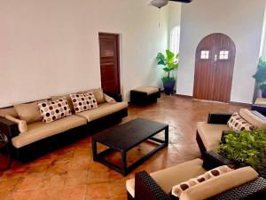 Prostor za sedenje u objektu Moderna casa de 3 dormitorios con cama King size y vistas al horizonte de la piscina