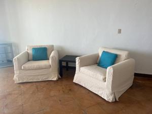 Prostor za sedenje u objektu Moderna casa de 3 dormitorios con cama King size y vistas al horizonte de la piscina