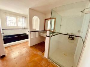 Kupatilo u objektu Moderna casa de 3 dormitorios con cama King size y vistas al horizonte de la piscina