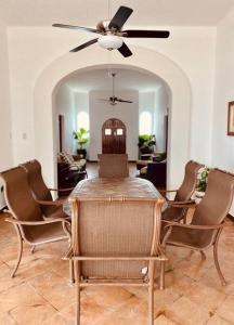 Posezení v ubytování Moderna casa de 3 dormitorios con cama King size y vistas al horizonte de la piscina