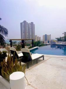 Bazen u ili blizu objekta Moderna casa de 3 dormitorios con cama King size y vistas al horizonte de la piscina