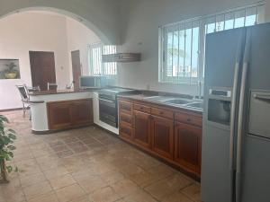 Kuhinja ili čajna kuhinja u objektu Moderna casa de 3 dormitorios con cama King size y vistas al horizonte de la piscina