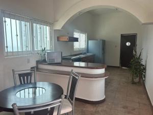 Kuhinja ili čajna kuhinja u objektu Moderna casa de 3 dormitorios con cama King size y vistas al horizonte de la piscina