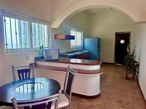 Prostor za sedenje u objektu Moderna casa de 3 dormitorios con cama King size y vistas al horizonte de la piscina