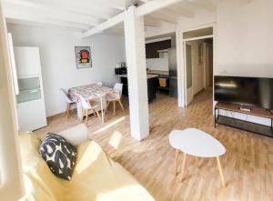 uma sala de estar com um sofá e uma mesa em La Bendita Apartament - Casc Antic em Tarragona