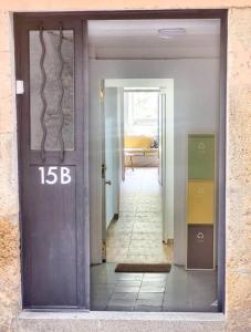 uma porta com o número escrito nela em La Bendita Apartament - Casc Antic em Tarragona