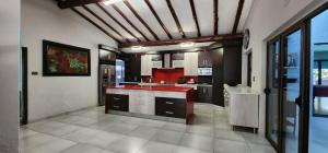 Η κουζίνα ή μικρή κουζίνα στο Expansive 5-bedroom house