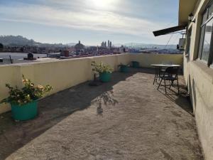 a patio with a table and chairs on a building at Departamento amplio con hermosa vista in Puebla