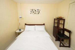 Кровать или кровати в номере Tagaytay Overlooking Taal. Free Parking Fast Wi-Fi