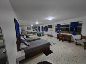 - un salon avec deux canapés et une salle à manger dans l'établissement Departamento amplio con hermosa vista, à Puebla