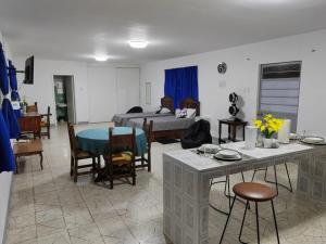a living room with a bed and a table and chairs at Departamento amplio con hermosa vista in Puebla