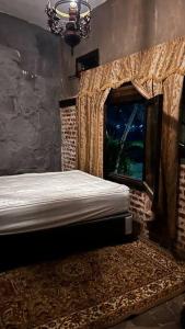 a bedroom with a bed and a window at Casttle Atocha in Amatitlán