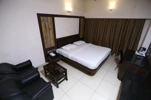 Postel nebo postele na pokoji v ubytování WESTLAND HOTEL- ERODE