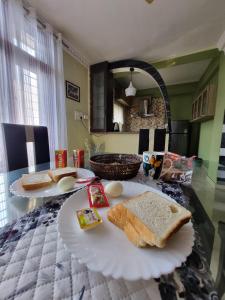 een bord met twee sneetjes brood op een tafel bij Bliss Homestay in Guwahati