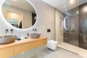 uma casa de banho com 2 lavatórios e um espelho em The Front Room em Wanaka