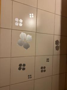 uma parede de azulejos brancos com borboletas em Minimal Studio con travi a vista em Piacenza