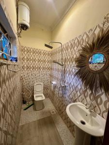 La salle de bains est pourvue d'un lavabo et de toilettes. dans l'établissement Mama's House, à Kibweni