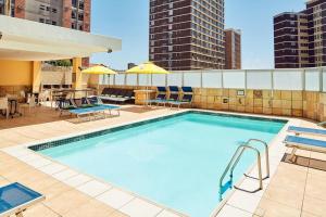una piscina en la parte superior de un edificio en The Oceanic 1 bedroom with Ocean views - Self-catering Apartment, en Durban