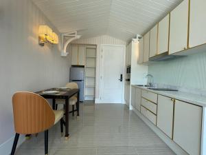 Кухня или мини-кухня в Grand Florida芭提雅私家海滩花园公寓E206
