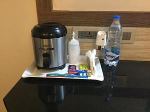 Příslušenství pro přípravu čaje a kávy v ubytování WESTLAND HOTEL- ERODE