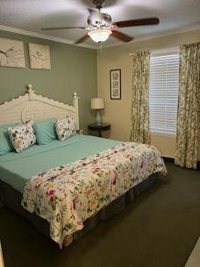 基西米的住宿－1BR Comfort Villa Near Old Town, Disney Universal & Parks，一间卧室配有一张床和吊扇