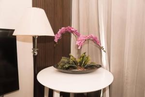 een plant op een tafel naast een lamp bij Sweet Studio @OneMadison #29 in Iloilo City