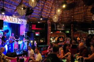 Un grupo de personas sentadas en un bar con una banda tocando en ROCKY POINT DELPHINE HOME, COZY,POOL AFFORDABLE., en Puerto Peñasco 56 fotos más