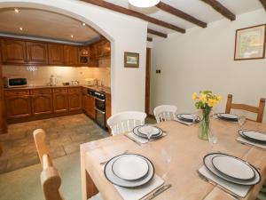 een keuken en eetkamer met een tafel en stoelen bij Cherry Tree Cottage in Ashbourne
