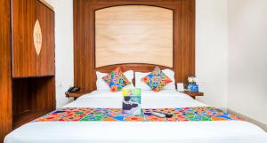 um quarto com uma cama grande e uma cabeceira em madeira em Goroomgo Park Resort Bhubaneswar Near Railway Station Best Seller em Bhubaneshwar