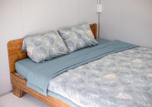 ein Bett mit zwei Kissen darüber in der Unterkunft Nguyễn Lagi Homestay in La Gi