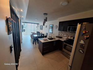 eine Küche mit einem Kühlschrank und einem Esszimmer in der Unterkunft Valley Views -Cozy and Matchless Views of San Jose in San Pablo