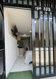 eine Tür, die in ein Zimmer mit einem Schlafzimmer führt in der Unterkunft Loft con aire acondicionado in Florencia