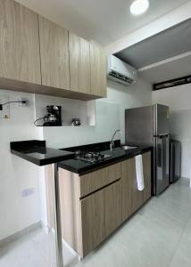 a kitchen with a stove and a refrigerator at Loft con aire acondicionado in Florencia