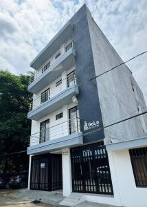 un edificio blanco alto con una puerta delante en Loft con aire acondicionado, en Florencia