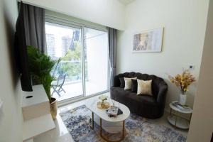 Зона вітальні в Cozy 1BR with a view of the Canal 5min walk to Dubai Mall