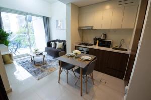Кухня або міні-кухня у Cozy 1BR with a view of the Canal 5min walk to Dubai Mall
